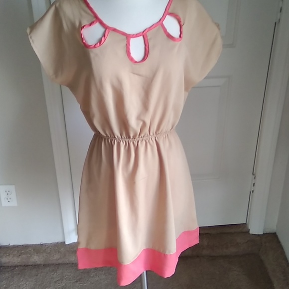 hypnotik Dresses & Skirts - Hypnotik sz L dress . NWT .tan and peach . pretty!